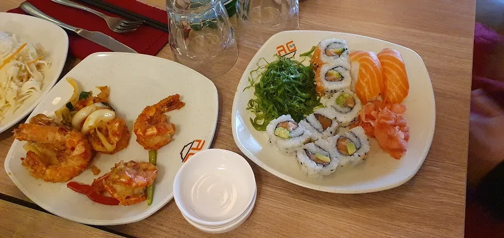 Variété de Sushi Et Crevettes Sautées